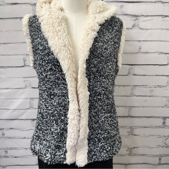 Escio Jackets & Blazers - Women's Black‎ and White Sherpa Vest